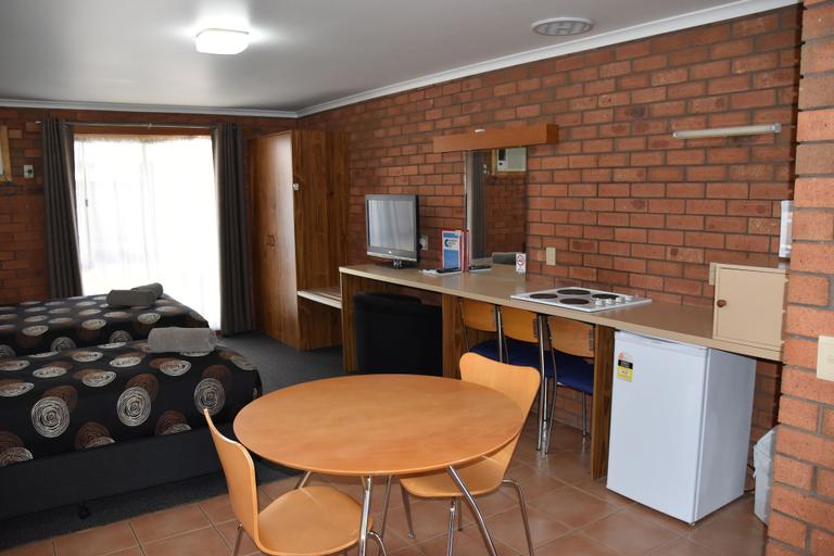 Others 5, Shannon Motor Inn, Newtown
