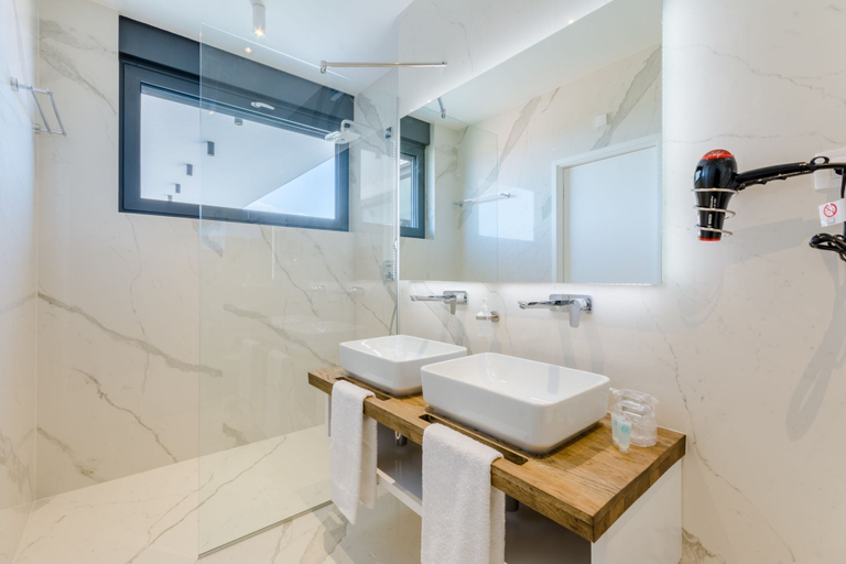 Bathroom, Luxury Villa Soleil with Swimming Pool, Sutivan