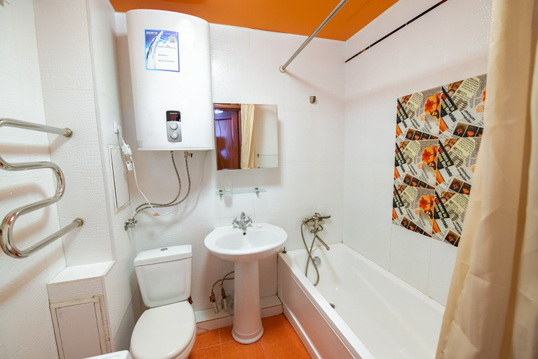 Bathroom 3, One Room Apartment on Leonova St. 66, Vladivostok gorsovet