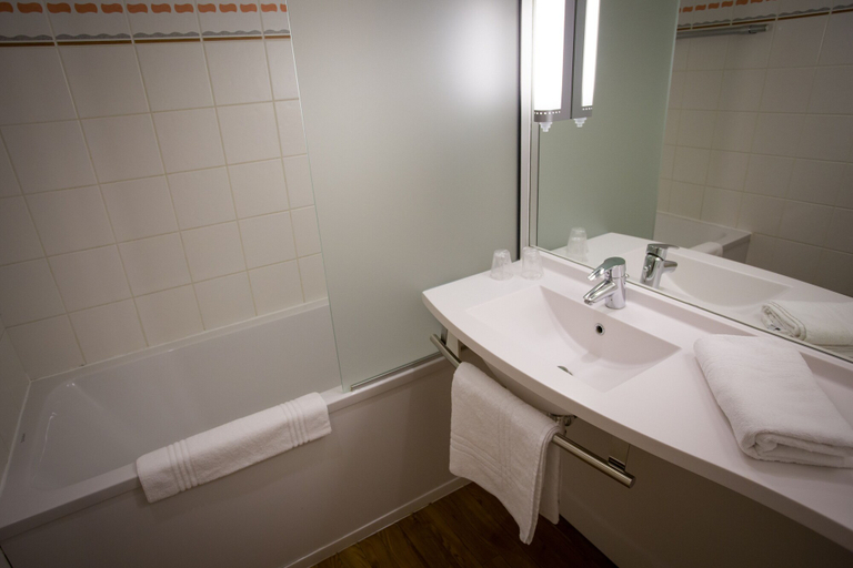 Bathroom 5, Ibis Perpignan Rivesaltes, Pyrénées-Orientales