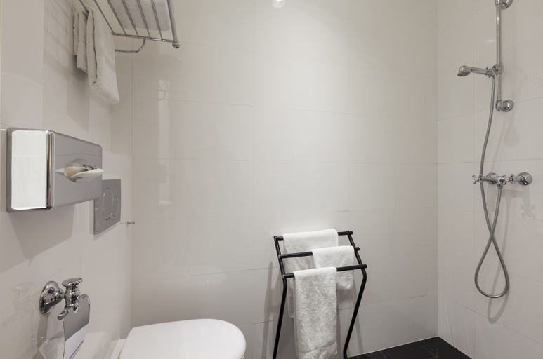 Bathroom 3, Aurore, Paris