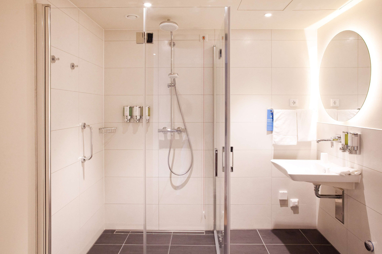 Bathroom 4, Hampton by Hilton Regensburg, Regensburg
