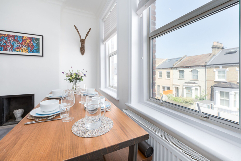Others 3, Bright two Bedroom Flat in Fashionable Fulham by Underthedoormat, London
