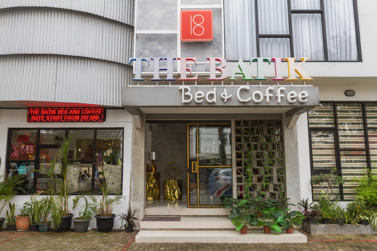 Exterior & Views, RedDoorz Premium @ The Batik Hotel Moh. Toha, Bandung