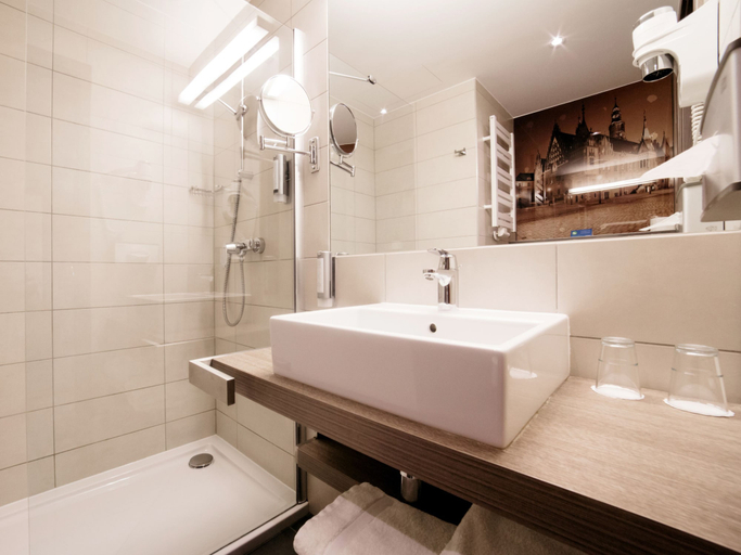 Bathroom 4, Q Hotel Plus Wroclaw, Środa Śląska