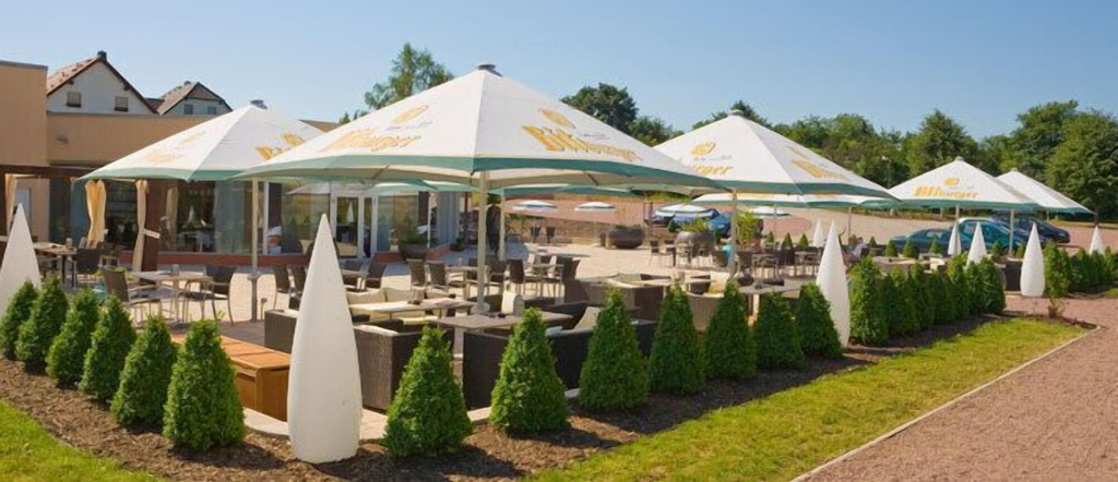 Moness Hotel und Kaffeerösterei, Burgenlandkreis