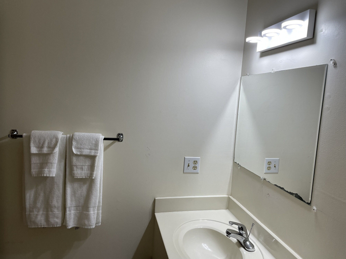 Bathroom 3, Pine Valley Motel, Mitchell