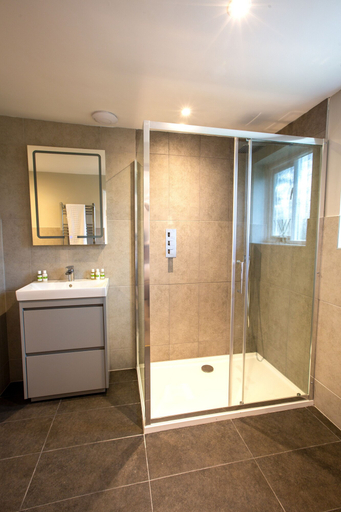 Bathroom 3, The Three Lions, Hampshire