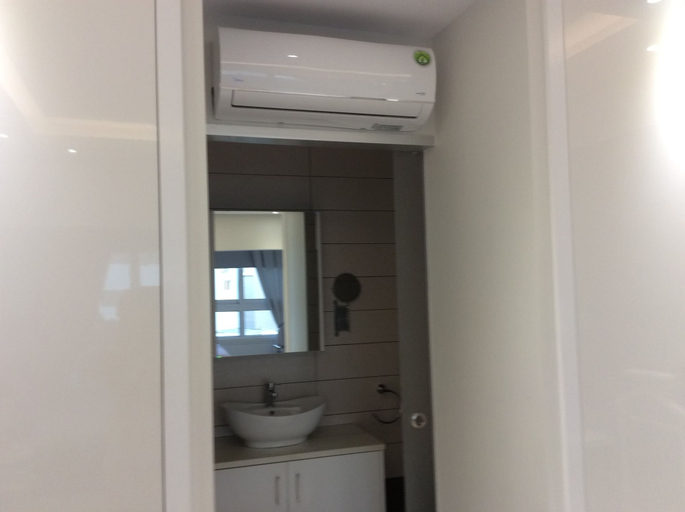 Bathroom 3, The Central Suites