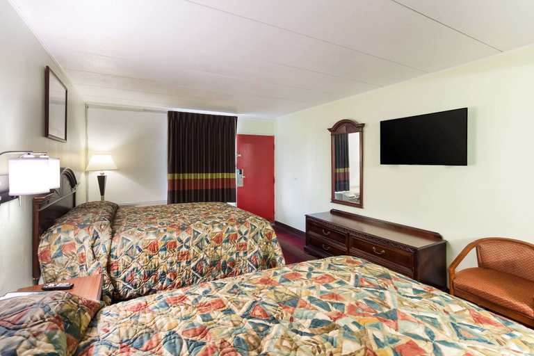 Bedroom 3, Rodeway Inn South Point, Lawrence