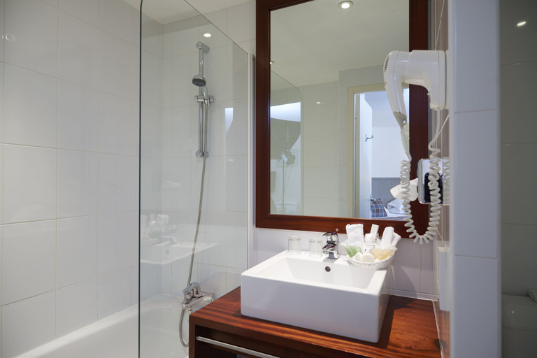 Bathroom 5, Hôtel Brittany & Spa, Finistère