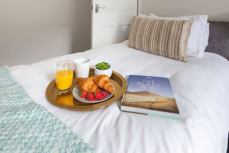 Bedroom 2, Karah Suites - Palmer Park - 4 Bedroom, Wokingham