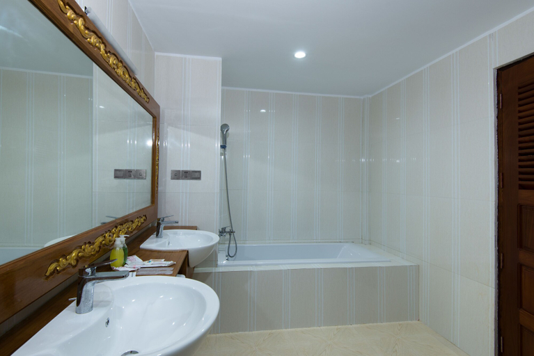 Bathroom 3, Su Tine San Royal Palace Hotel, Myingyan