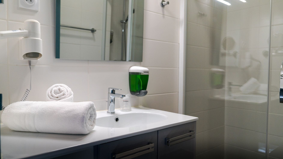 Bathroom 4, The Originals Boutique, Hôtel Spa Le Triton, Roscoff, Finistère