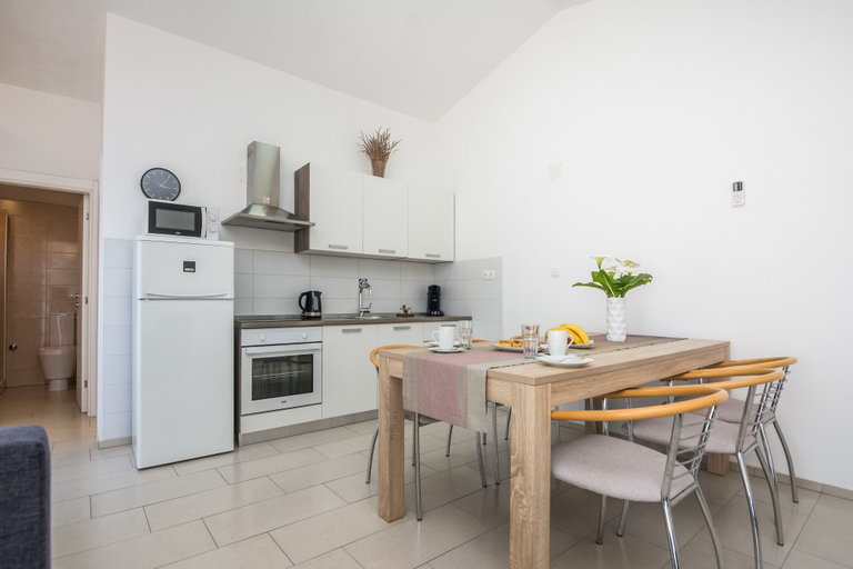 Others 5, Apartments Zaklina, Vir