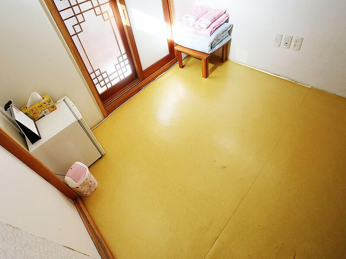 Others 5, Inwoo House, Jongno