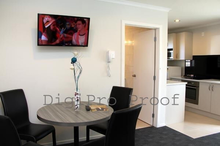 Others 5, Auckland Phoenix Palm, Waitakere