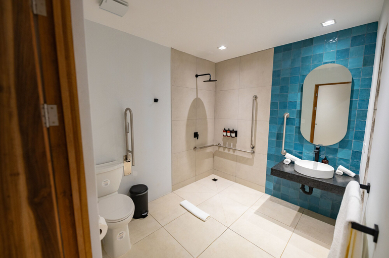 Bathroom 5, Marala Hotel, Parrita