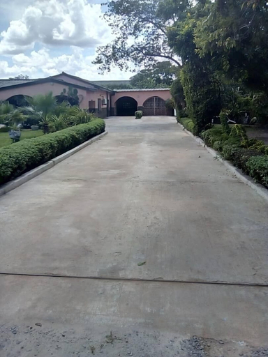 Others 5, Broken Hill Lodge, Kabwe