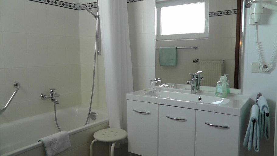 Bathroom 5, Hotel Kurhaus Uhlenberg, Euskirchen