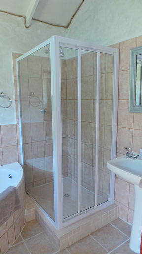 Bathroom 4, Dutton's Cove Guesthouse, Eden