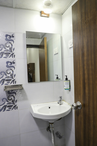 Bathroom 3, Hotel Plaza Executive Kurla, Mumbai Suburban