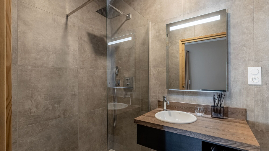 Bathroom 5, Hôtel Les Cimes, Isère