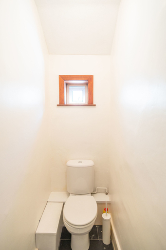 Bathroom 3, Windsor Apartment with Parking, Bath and North East Somerset