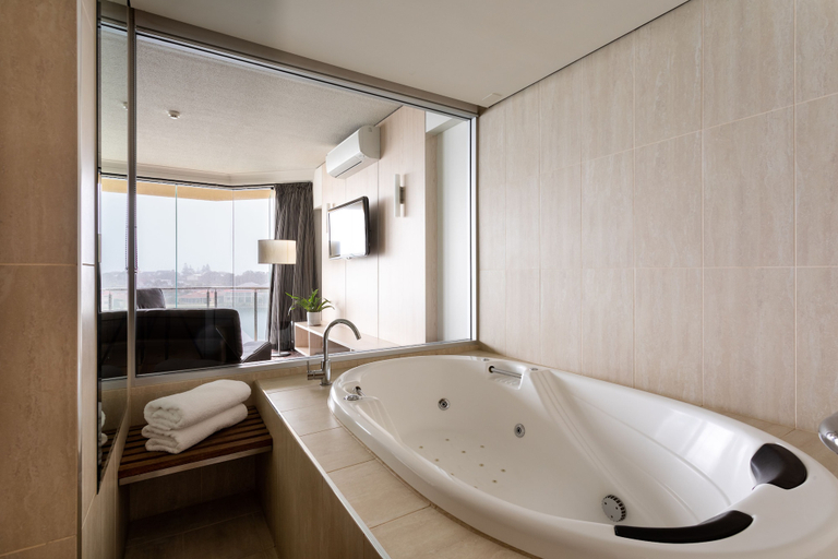 Bathroom 5, Lakes Hotel, Adelaide