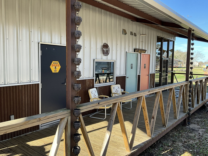 Exterior & Views 2, Glamping at BeeWeaver Honey Farm, Grimes
