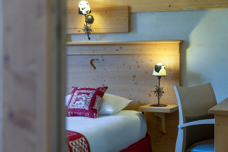 Bedroom 2, Chalet-Hôtel Le Beausoleil, The Originals Relais (Hotel-Chalet de Tradition), Savoie