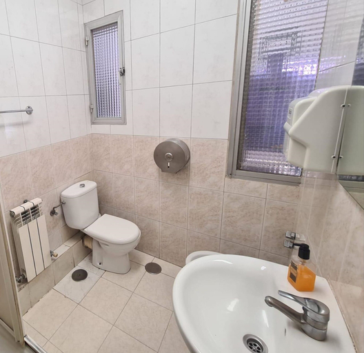 Bathroom 3, Pension Rivera, Madrid