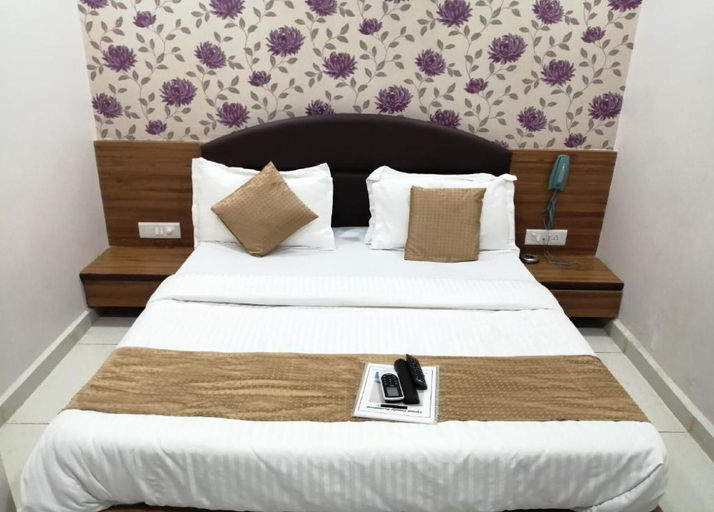 Bedroom 3, Hotel Shiv Inn, Vadodara