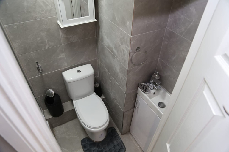 Bathroom, Room in House - Aa Guest Room6, London