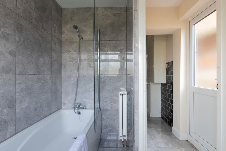 Bathroom 3, Karah Suites - Palmer Park - 4 Bedroom, Wokingham