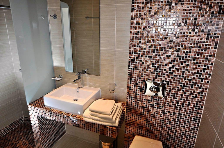 Bathroom 5, Tony's Beach, South Aegean