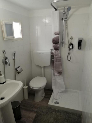 Bathroom 3, Newhouse 336, Bari