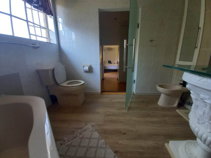 Bathroom 5, The Hills Guest House, Amajuba