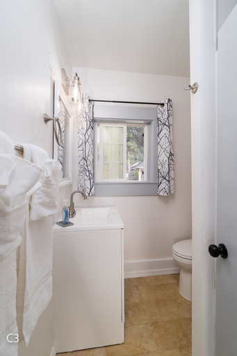 Bathroom 3, Raines Resort Cabins & RV, Tillamook