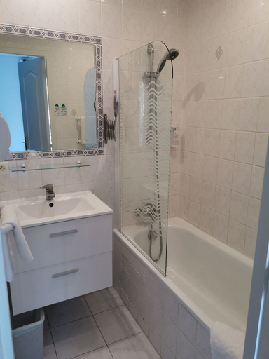 Bathroom 4, Le Carry Hôtel, Bouches-du-Rhône