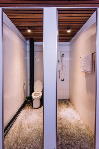 Bathroom 4, The Place Hostel & Rooftop Bar, Svay Pao