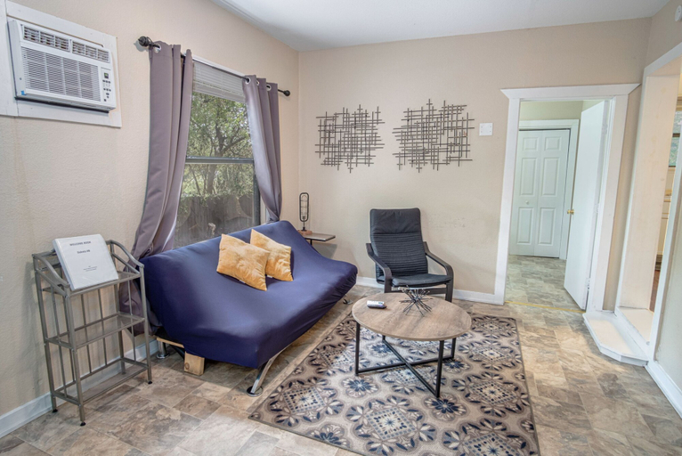 Others 5, Cozy Downtown Guest House 2br/1ba Sleeps 8, Bexar