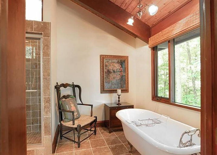 Bathroom 4, Little Deer Lodge, Dawson