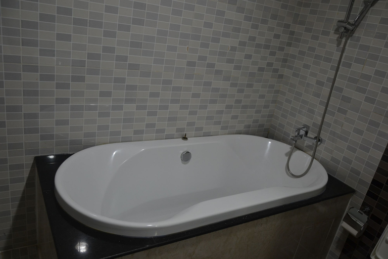 Bathroom 3, Kololo Courts Hotel & Restaurant, Kampala