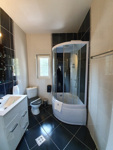 Bathroom, Fox Valley Villa, Predeal