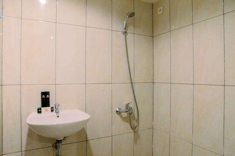 Bathroom 5, Vintage 2BR Apartment at Grand Kamala Lagoon By Travelio, Bekasi