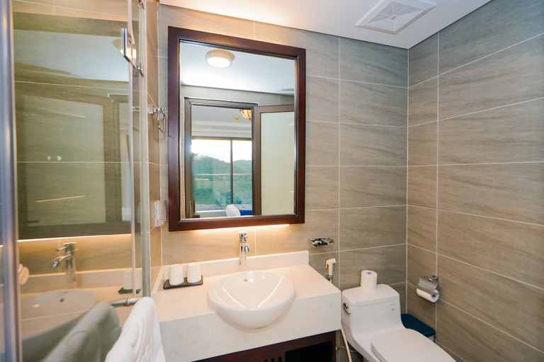 Bathroom 5, D'Lioro Hotel & Resort, Hạ Long
