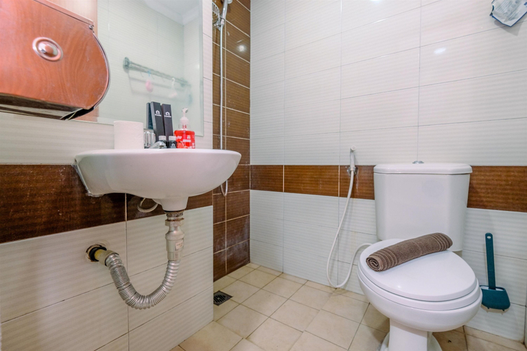 Bathroom, Simple and Cozy Living Studio Apartment at Margonda Residence, Depok