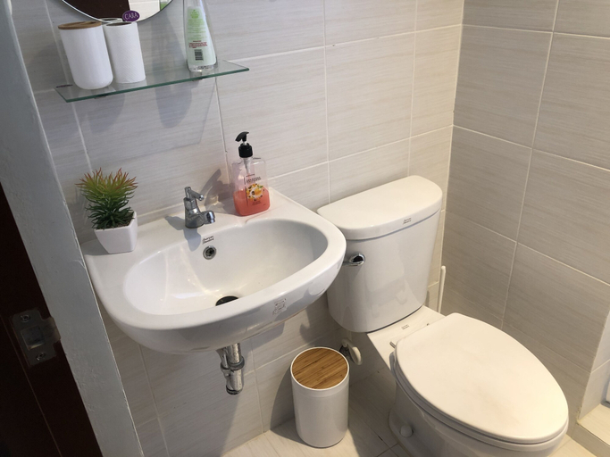 Bathroom, Romantic Urban Getaway by Primitive Stay, Cebu City