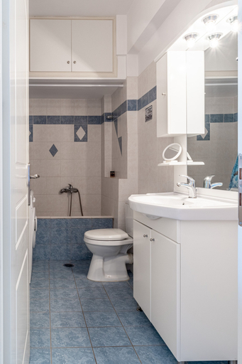 Bathroom 3, Comfy Beach Flat 10min City Center, Peloponnese